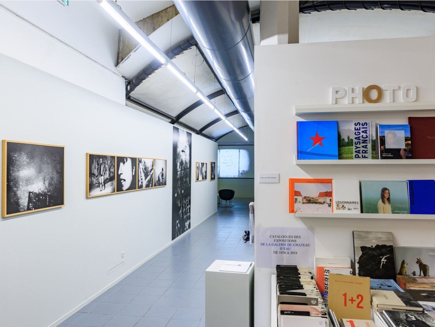 Vue de la boutique au premier plan et de la seconde galerie. L'espace est confortable pour circuler en fauteuil.