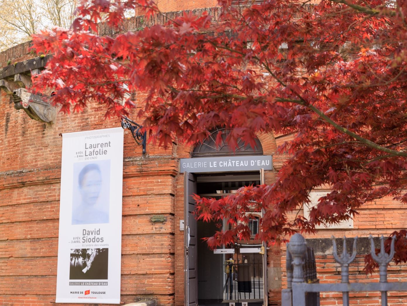 Vue de l'entrée avec la banderole d'information des expositions