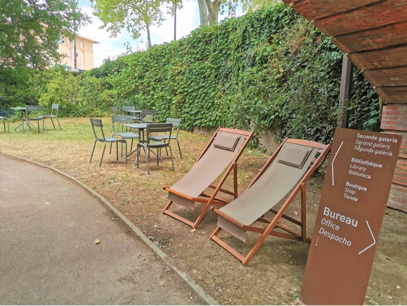 Vue des tables et chaises du jardin