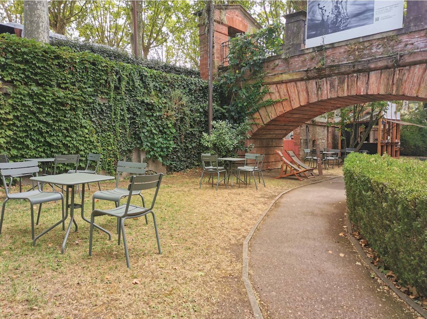 Vue du jardin et des tables et chaises du café éphèmére