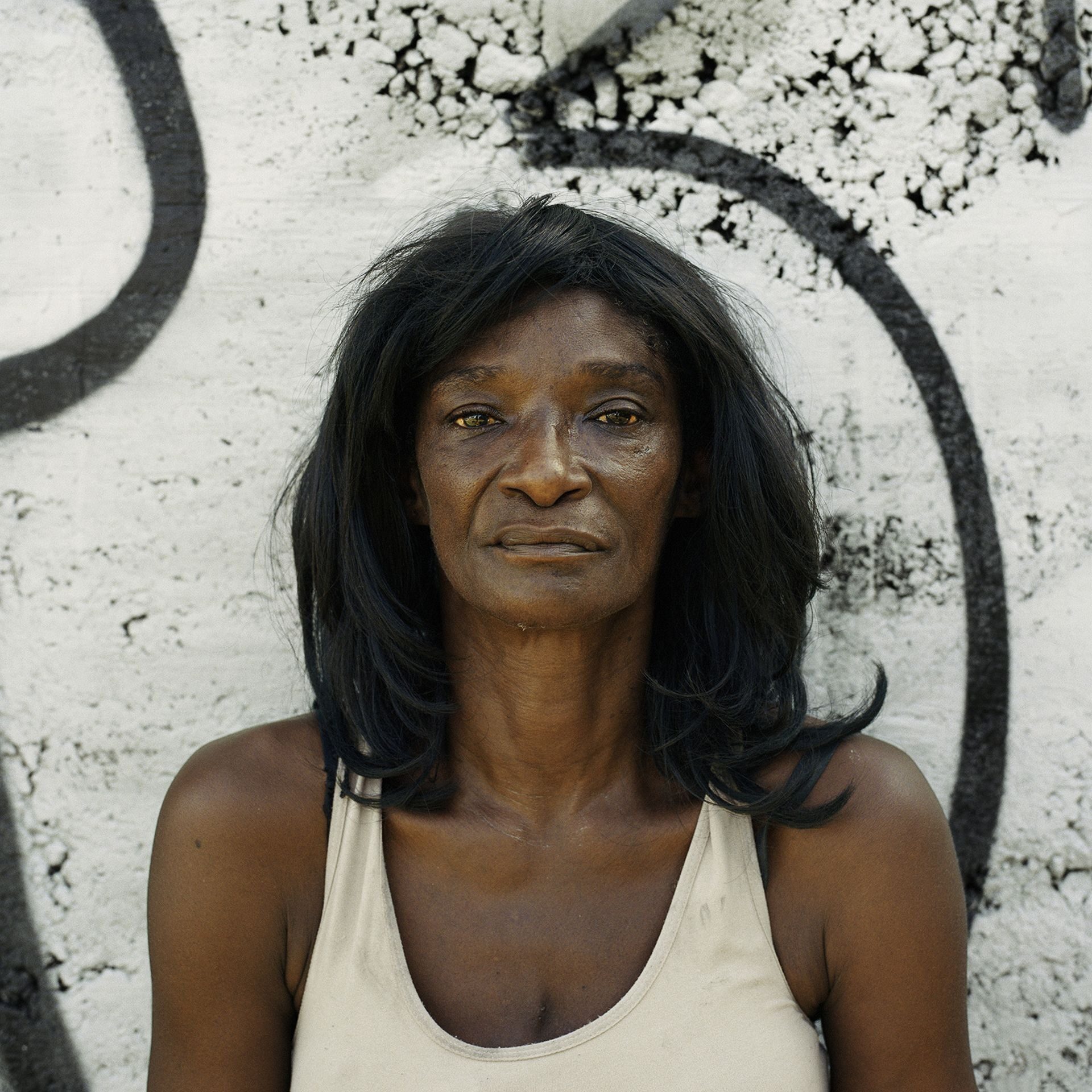 Femme africaine aux cheveux longs avec débardeur blanc